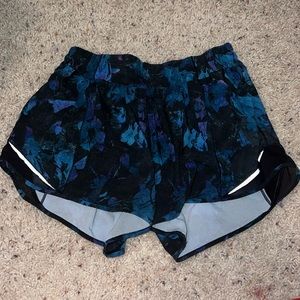 Lululemon Hotty Hot 4” Size 6.